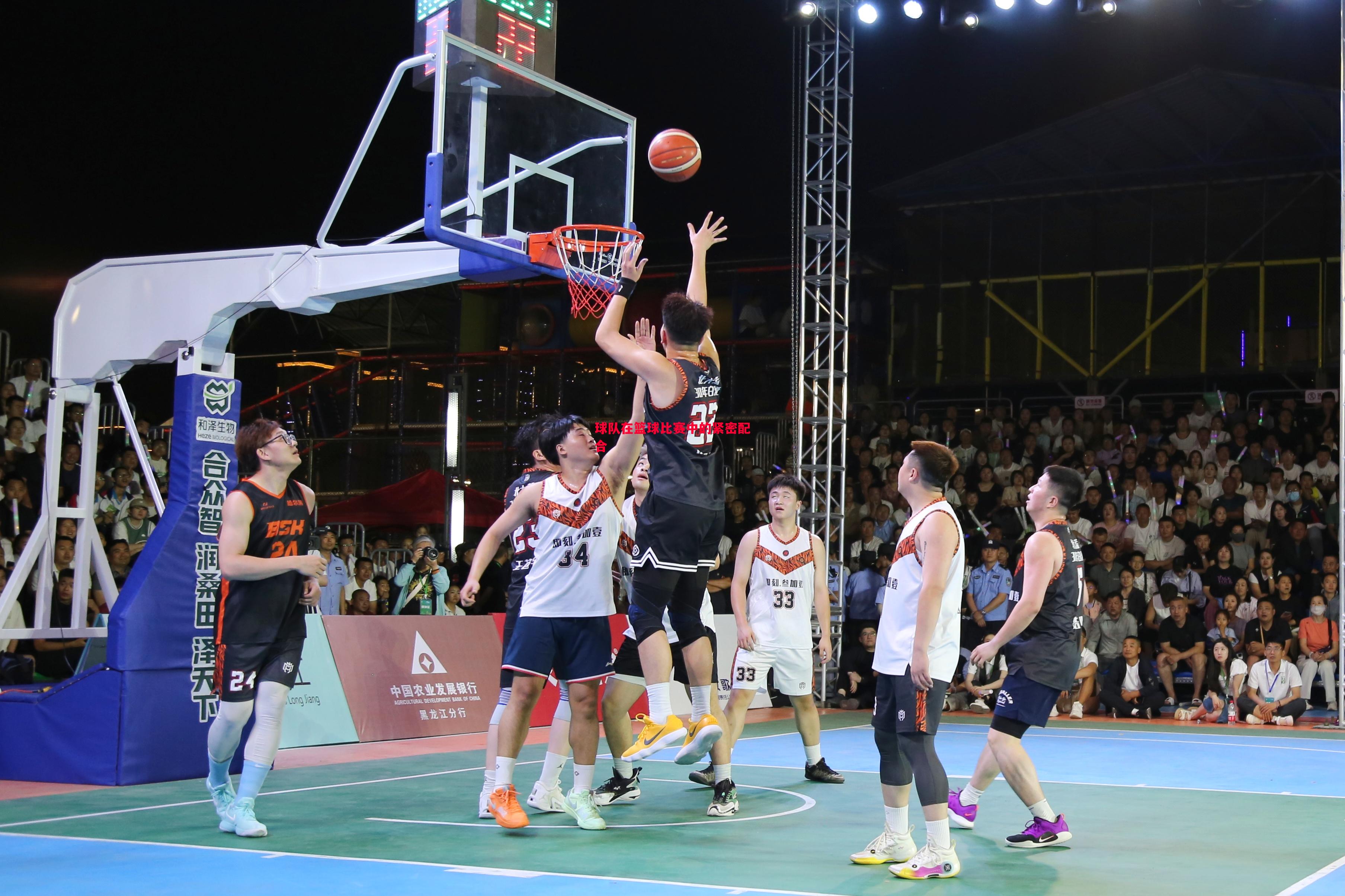 英国威廉希尔-球队在篮球比赛中的紧密配合